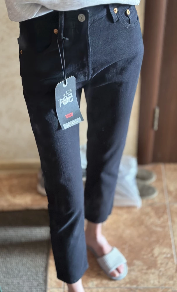 Джинсы ооочень классные🥰 Не ожидала, что из всех заказанных моделей levi&#39;s выберу именно эти, но когда надела, то уже снимать не хотелось! В оригинальности никаких сомнений, покупала в фирменных магазинах ранее, покупала на wb - одно и то же качество и никаких проблем. После стирки цвет остался на месте)) Рост 165, 60-83.