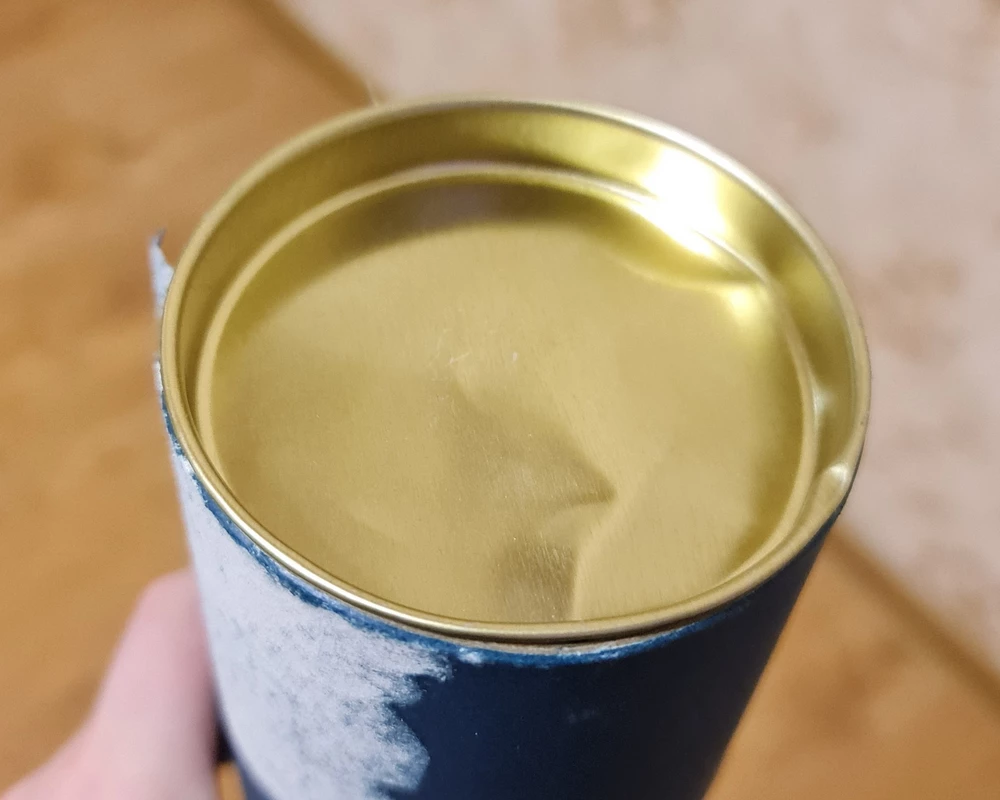 очень огорчила упаковка. отчасти из-за этого тубуса и был сделан заказ у данного продовца, т к зонт покупался в качестве подарка. но в итоге пришел мятый тубус, весь в скотче, при попытках избавиться от последнего - сдералась упаковка. однако могу заметить,что зонт неплохой, выполнен качественно. но из-за упаковки всё впечатление было испорчено