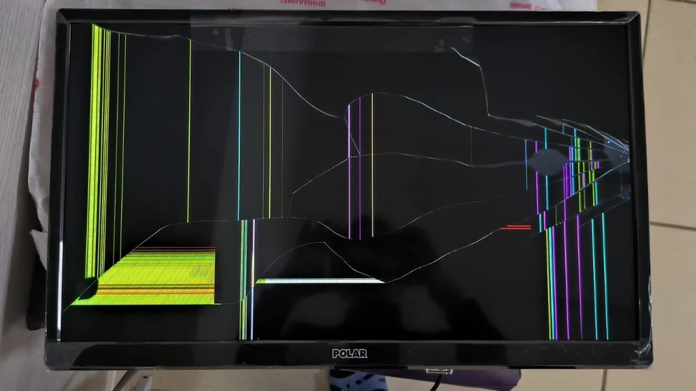 Товар забрили домой и при включении виден удар с боку, разноцветные полосы на весь экран. Зачем отправлять брак?