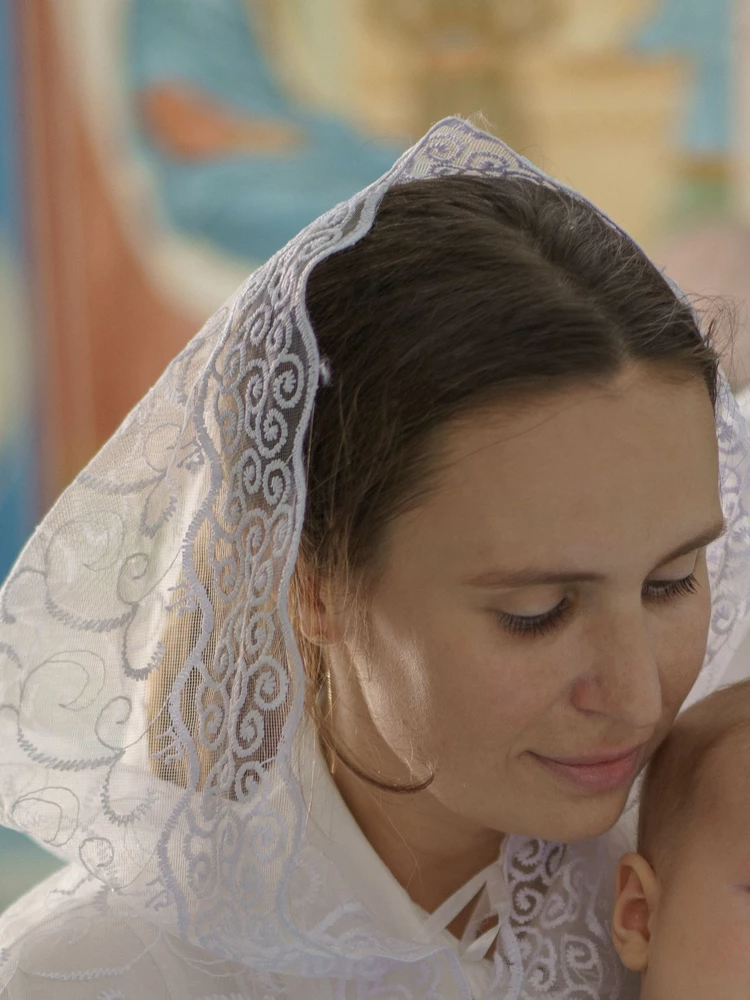 Красиво смотрится, но очень грубая из-за вышивки и постоянно спадает. Неудобно.