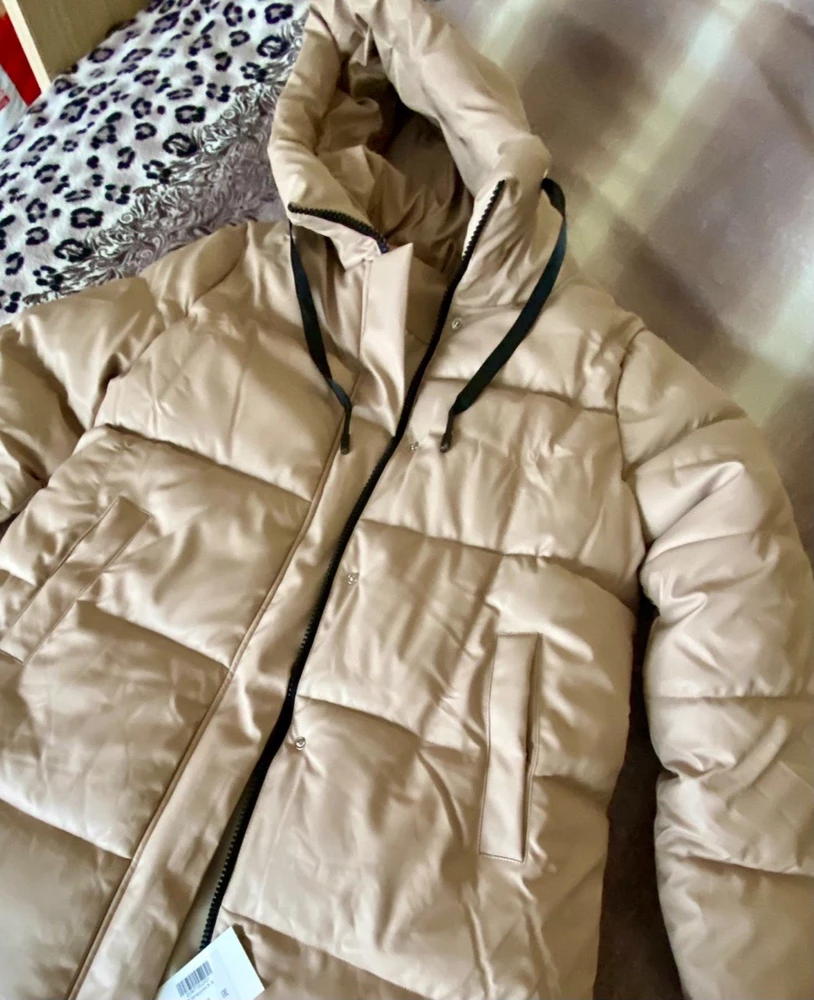 Пуховик теплый, мягкий и не шуршит! Швы, кнопки и замки без дефектов. Цена очень приятная. Ношу 52 размер, но пуховик 50 р сел очень хорошо по фигуре.
Покупкой довольна! Рекомендую!