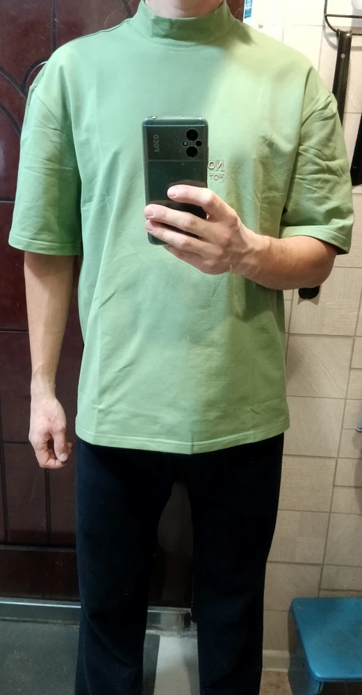 Ношу обычные футболки размера 48-50.
Эту купил 46-48 - рукав до самого локтя, т.е. этот размер следует брать людям от 48 до 52 размера, это всё ещё будет овер. Размер 50-52 не мерил, но по логике должен быть на 52-56 размеры. Ткань футболки ещё и тянется немного. Качество супер, а вот горловина узковата. Голову 60 размера нужно вытаскивать аккуратно, иначе швы на горловине трещат.
P.S. только что вышла футболка в оранжевом цвете. Цвет - просто огонь. Но вот надпись "не святой" на горле очень эпатажная, провокационная. На повседневность такая майка мне не пойдёт. Хотелось бы в будущем видеть более казуальные футболки данного бренда, без надписей. Понятно, что запрос не по адресу, но именно из толстой плотной ткани очень мало футболок на вб. По этому надежда на данный бренд.