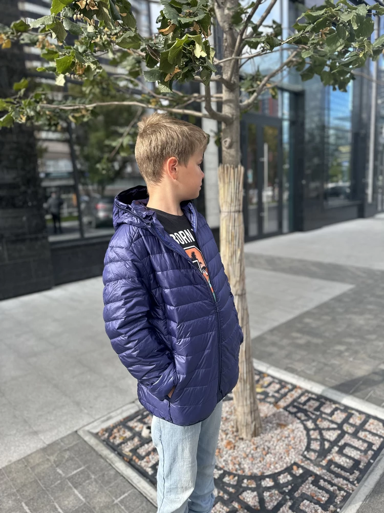 Куртка легкая, тонкая, при этом на пуху и отлично сохраняет тепло. С теплой кофтой можно носить до самых Холодов. Рекомендую!)