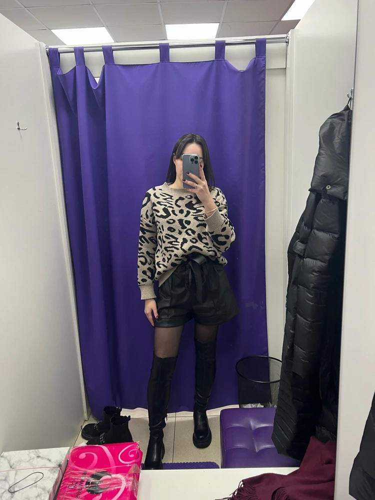 Хорошие боты, красивые, только упаковку потрепало знатно конечно, вся обувь и коробок был в белом песке, как стройматериал какой-то, отказ тк во-первых грязные из-за непонятно чего, и во-вторых, правый почему-то сильно жмет