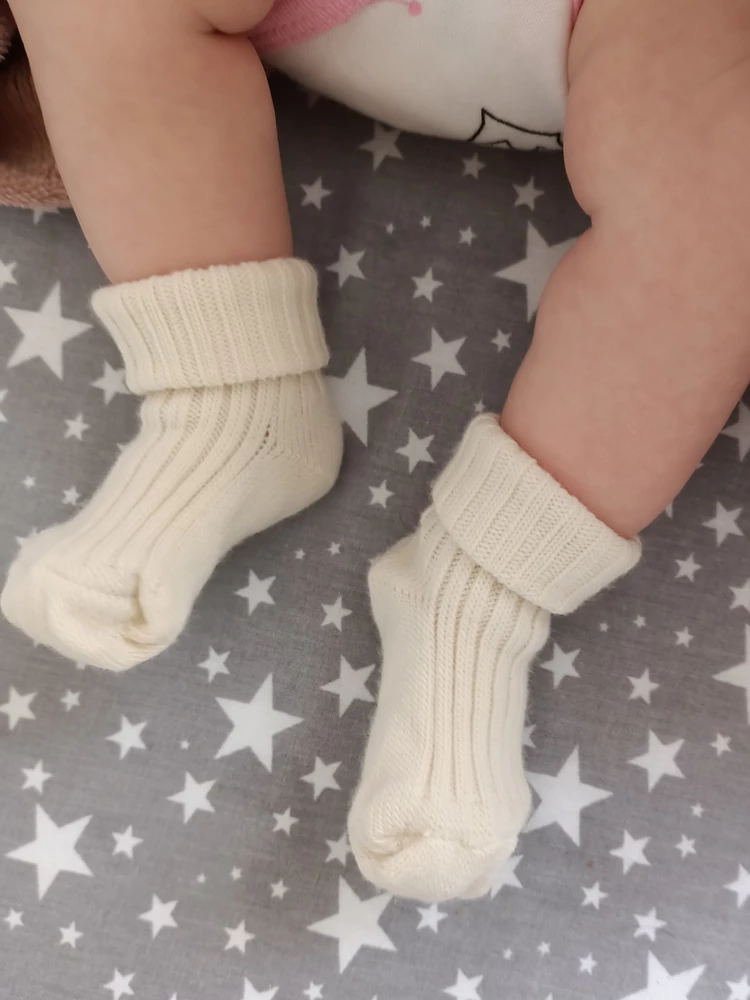 нашла наконец-то носки которые не слетают с месячного ребенка.