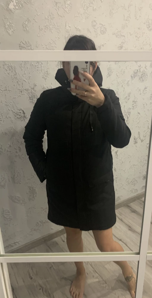 Замечательный пуховик ,покупкой довольна ,все супер быстро и качественно !пошит ровно ,удобные завязки на капюшоне ,длина как и хотела ,безумно приятный к телу и не сковывает движения !!