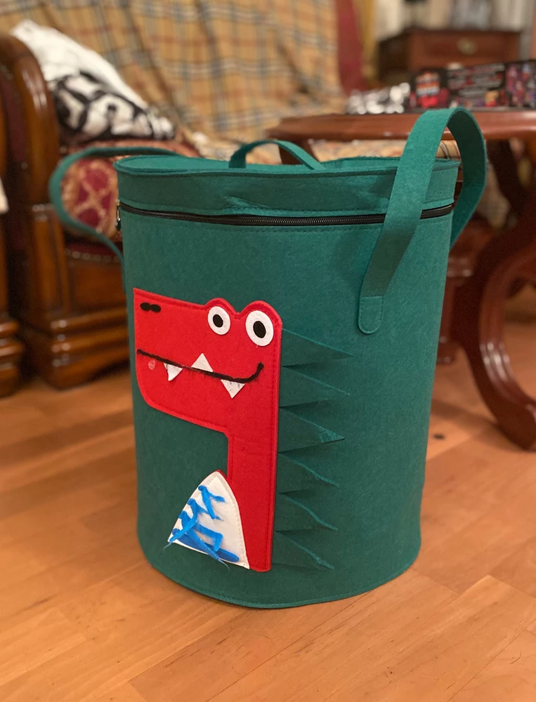 Корзинка очень качественная, вместительная, яркая и прикольная, материл приятный тактильно,  используем для хранения вещей нашей собачки (зубик у дракоши он и оторвал, кстати с трудом). Рекомендую к покупке!