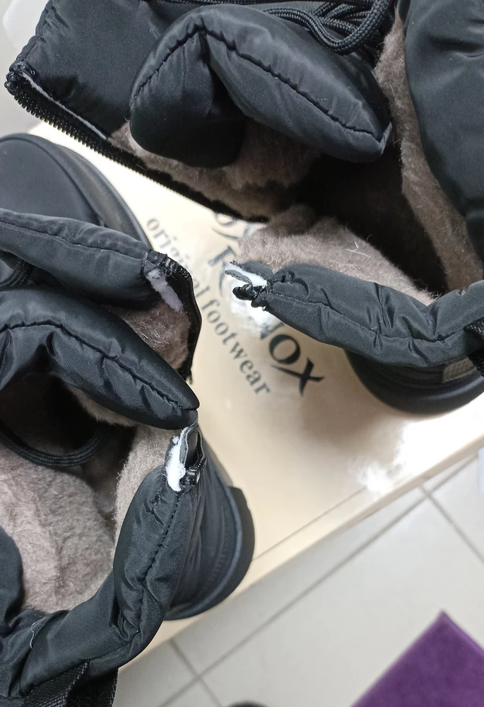 Уважаемые производители, вы вообще смотрите, что изготавливаете, что отправляете? Я это позорище даже мерить не стала. Как вы себе представлчете, что человек будет ходить в черной обуви и срезы на черном будут белые?! Это что за халтура? Не советую никому, брак