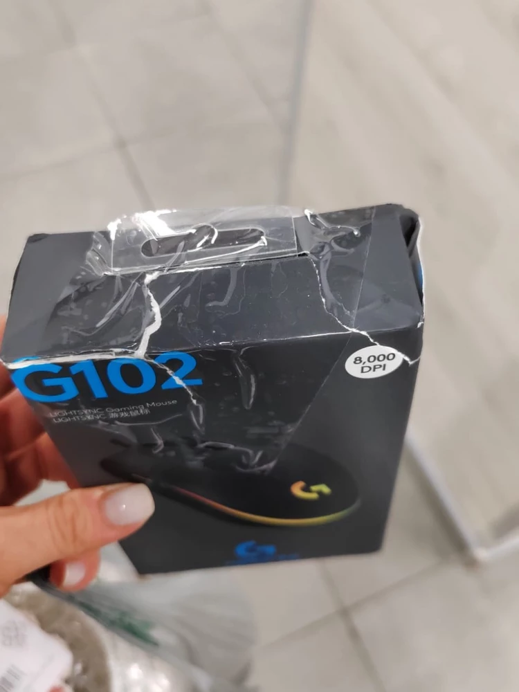 Коробка пришла ванная и заклеена скотчем. Ребёнок попросил всё равно забрать.