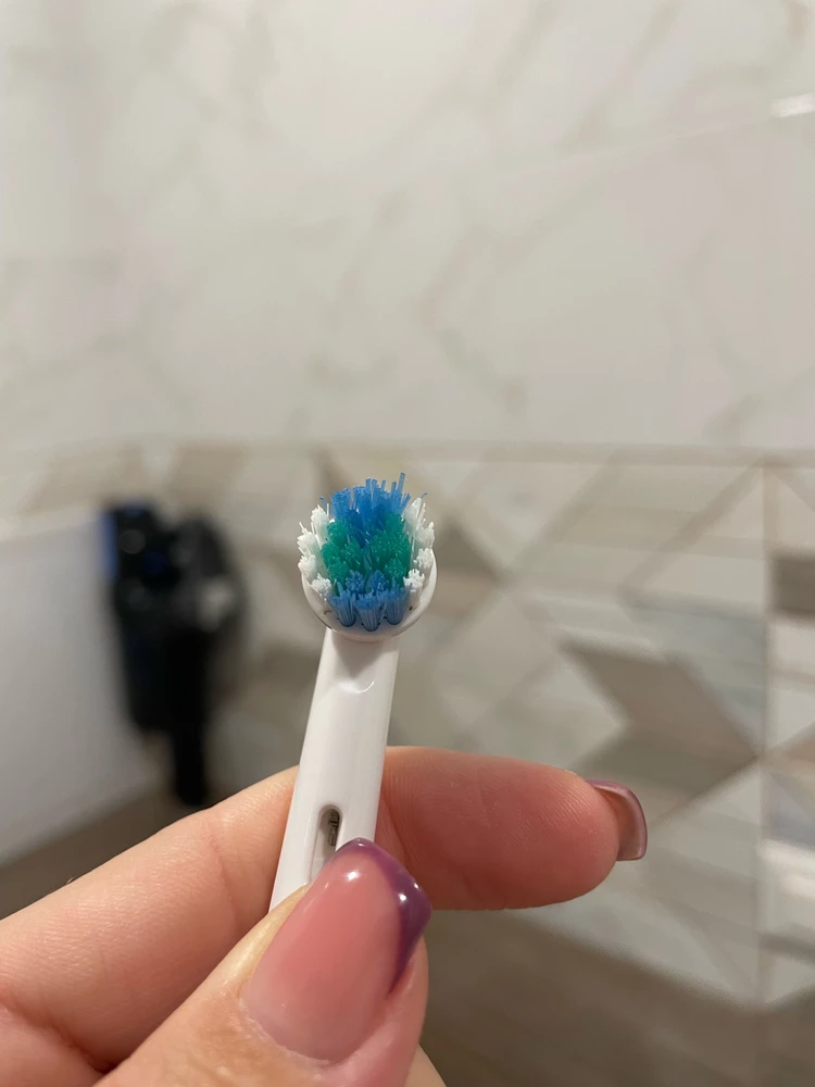 Наждачка! Невозможно чистить зубы. Все десна закровили это еще не нажимая … ими хорошо чистить налёт на раковине и ванне !