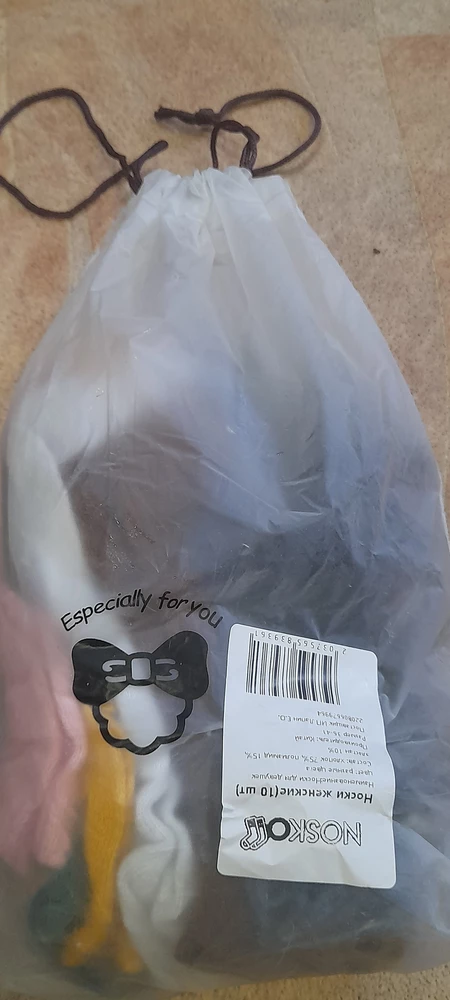 Носки пришли в мешочке,по качеству конечно не совсем  то ,что хотелось бы,нога прослеживается,а в целом милые носочки,расцветка яркая.