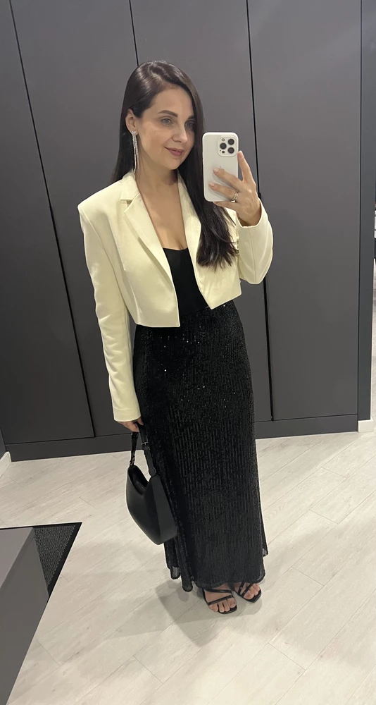 Классная трендовая юбка👌
Села отлично, на мой рост 165 хорошая длина, подклад не короткий, что важно!
Обычно я ношу размер s/m (ОБ95) юбку решила заказать в размере м, так как люблю посвободнее. Качество достойное!