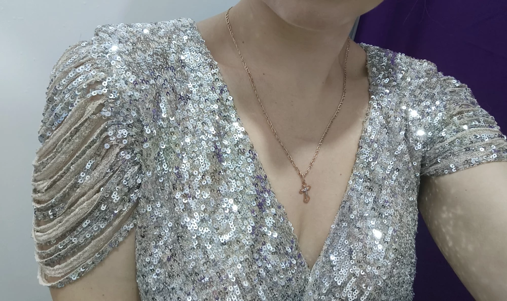 Платье идёт в размер, крой красивый, недостаточная упругость филейной части видна, но всё решается, если надеть колготки.
Отказ, так как грязный подклад у платья, кто-то мерил и испачкал ногами.