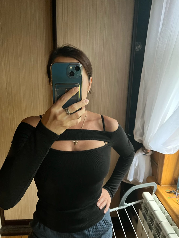 Забрала сегодня свою покупку и могу сказать однозначно стоит своих денег 👍Качественная вещь , приятная к телу ткань, прямые, аккуратные строчки, ни каких торчащих ниток , состав натуральный хлопок 🥰Я капризный покупатель 😁но здесь 5+Классный универсальный лонгслив , и бюстгальтер можно поддеть и под джинсы , штаны, юбки любой посадки🙌👍Спасибоооо❤️