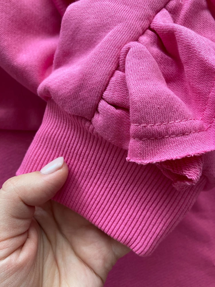 От свитшота в восторге! Хорошее качество, швы ровные, нитки не торчат. Воланы смотрятся классно. Рекомендую! 😁