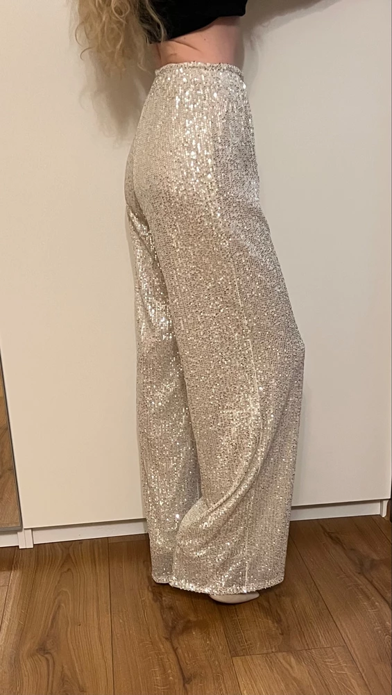 Брюки афигенные!! Заказала размер s, сидят отлично особенно на бедрах! Паетка густая и плотная, смотрятся дорого!!