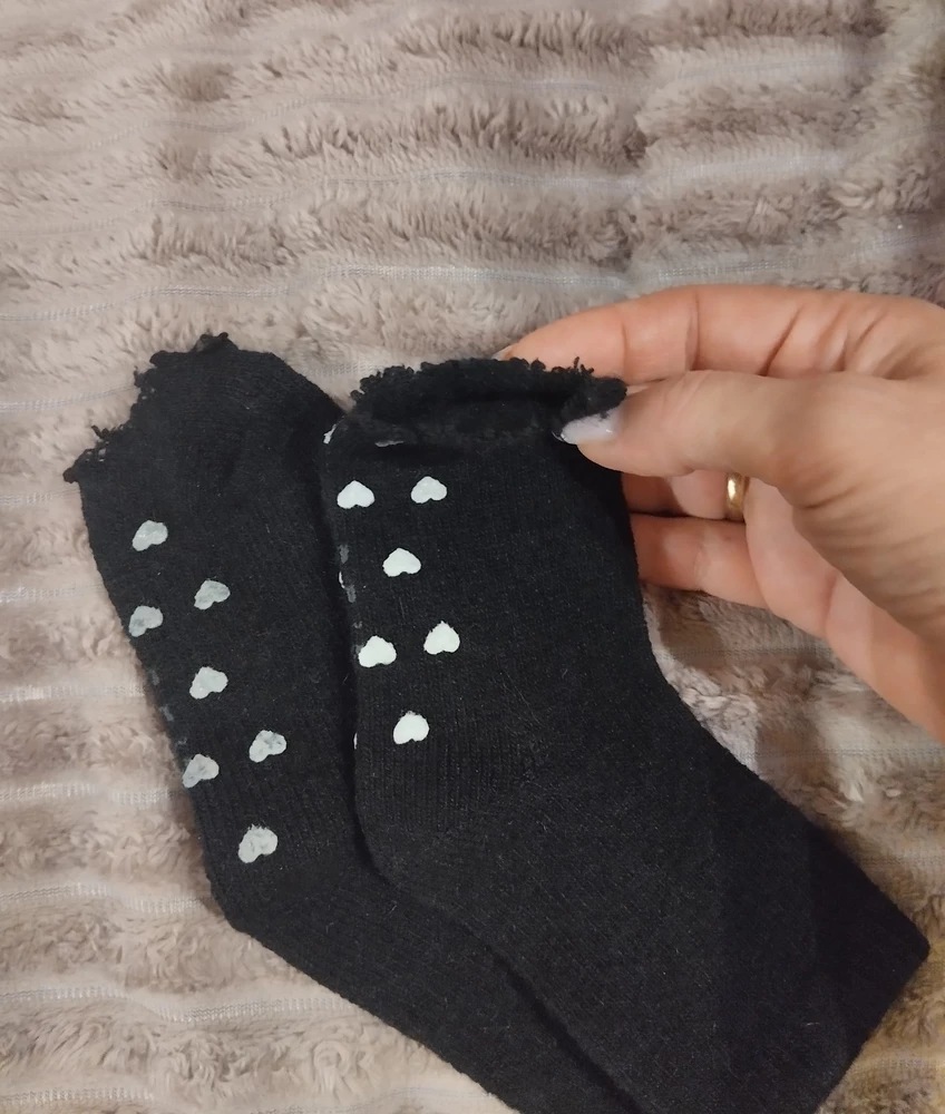 В целом носочки хорошие, но одна пара без носиков, поэтому 2 звезды.