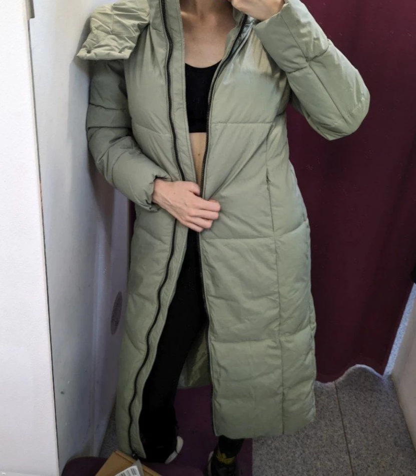 Я в шоке, насколько пуховик хорош. Особенно на рост 180... сложно найти действительно подходящую вещь. Длиной до половины голени, непродуваемый, с огромным удобным и теплым капюшоном. S-ка на 42 размер села идеально. Место для теплой кофты или свитера тоже осталось. Девочки, кто высокий - берите, не пожалеете)