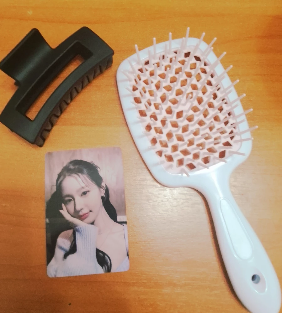 Расческа очень хорошая! Легко расчёсывать мокрые волосы. Расческа не запутывается в волосах.Приехала без повреждений,приятный цвет. Миён одобрила,советую✅