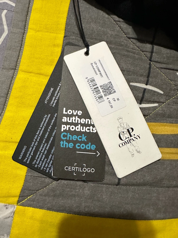 Хорошая кофта, боялся что будет брак, но все обошлось)
Торчат ниточки но это исправимо