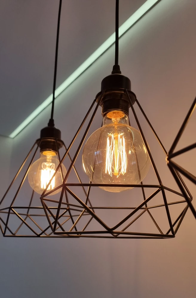 Большая, стильная , свет тёплый.