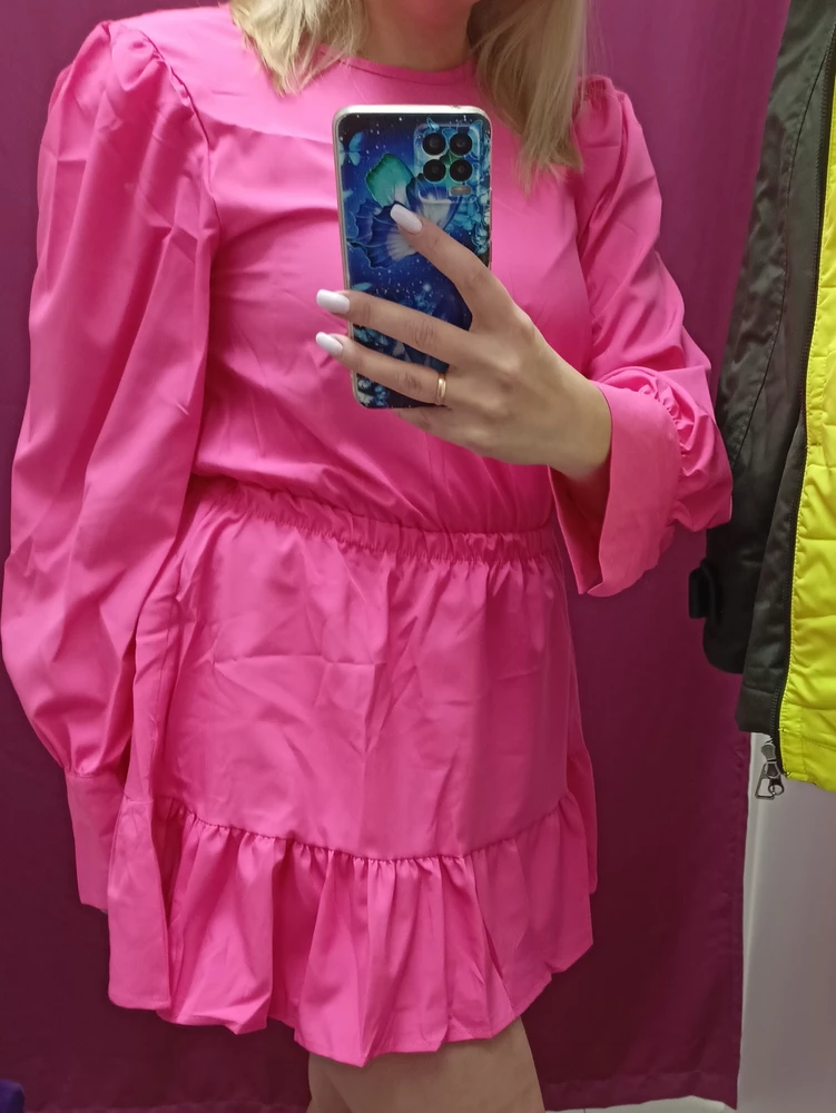 Классное платье. В подарок шли серьги👍 единственный минус: у меня тонкие запястья и манжеты прям для меня широки, придется перешить пуговицы. Ну и платье однозначно для невысоких. Мой рост 157 см.