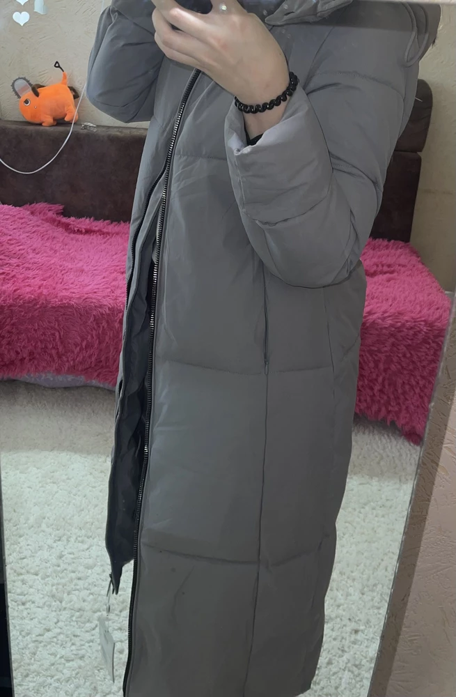 Любимейший пуховик! Длина для меня идеальная, можно быть уверенной в том, что ты не замерзнешь зимой. Материал приятен на ощупь, подкладка теплая, в холодную погоду супер) на рост 174 см взяла размер М, сидит так как я и хотела!❄️