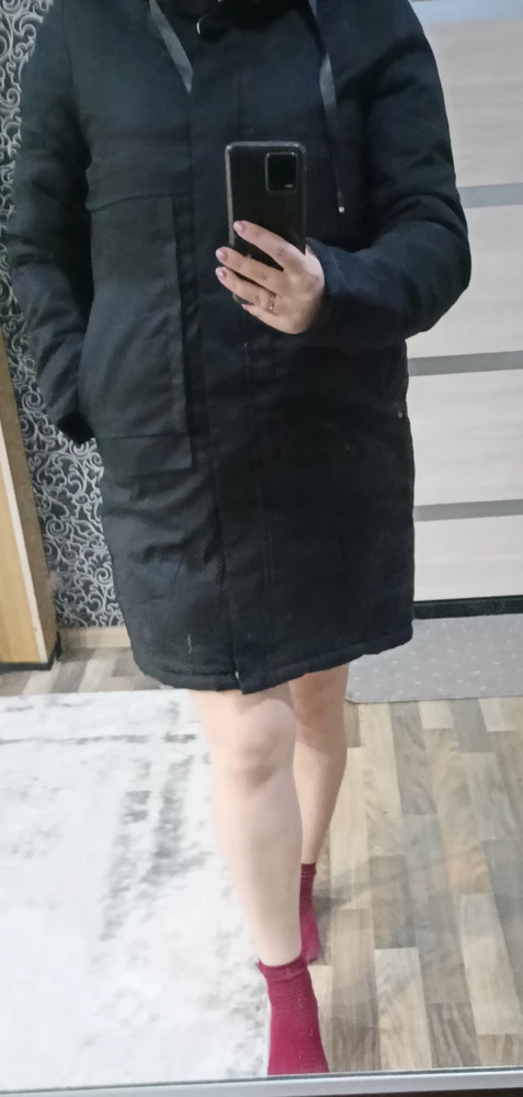 Куртка офигенно сшита,всё ровное проштопано. Ниток торчащих нет, карманы глубокие,куртка теплая ,фурнитура просто безупречная,всё сверкает ,очень крепкая молния и кнопки. Хорошая подкладка, внутри шнурок. Пришла быстро и хорошо упакована.