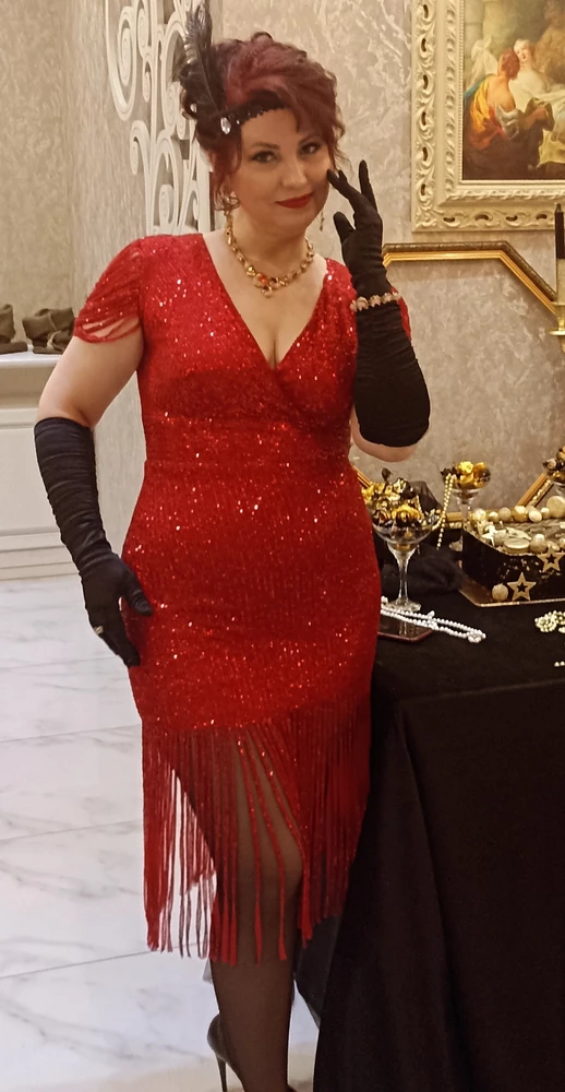 Отличное платье! Заказала 50 размер, село как влитое! Комфортное, удобное, яркое! После прочтения отзывов боялась, что будут осыпаться пайетки, но всё просто отлично! Не пожалела, что купила!