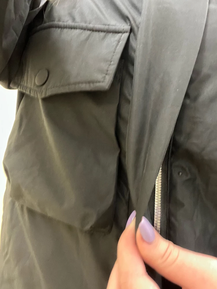 Куртка просто ужас 
Пришла в обычном прозрачном пакете который просто неровно запаяли, никакой брендированный сумки
Заклепки все сыпятся, это вообще прикол, на пункте выдачи этого не заметила к сожалению 
Те что на фото были сразу вырваны 
Остальные стали сыпаться когда я снимала куртку 🤣😂
Я ее забрала потому что пофиг уже, сама починю, не хочу мерзнуть в ожидании другой куртки, но другим покупателям я не рекомендую тратиться на эту вещь 
По факту красная цена такой куртки 2000😅