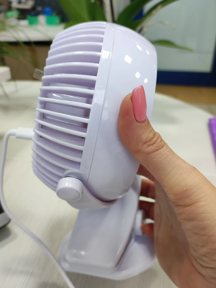 Очень хороший вентилятор, минимальных размеров, удобно ставить на рабочем столе. Сильно дует даже при минимальной мощности. Спас от жары!