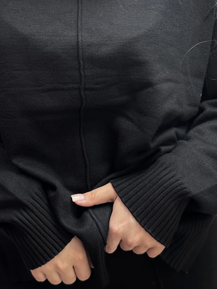 Идеально сел, очень приятный к телу, чуть оверсайз❤️