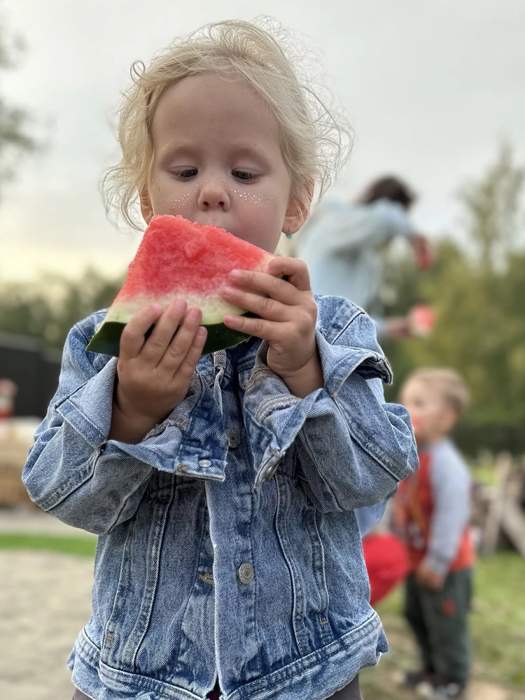 Прикольные веснушки.Празднично смотрятся и поднимают настроение 🎈но ходили мы с ними еще пару дней после торжества ,так как их хрен смоешь .