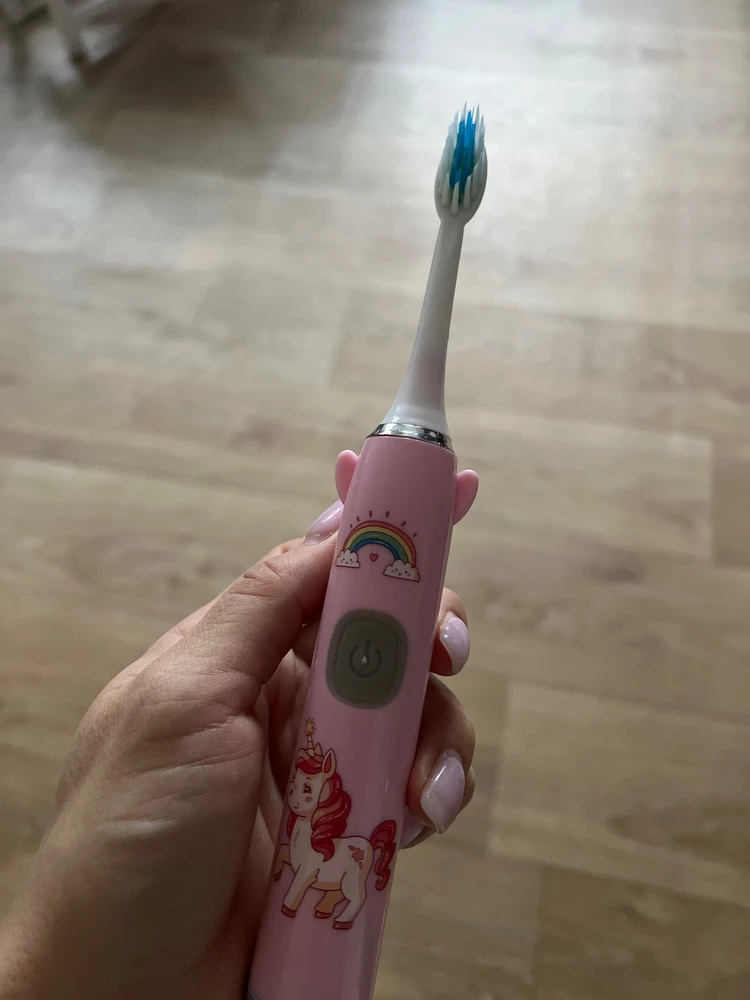 Дочка довольна , чистит зубы с удовольствием.