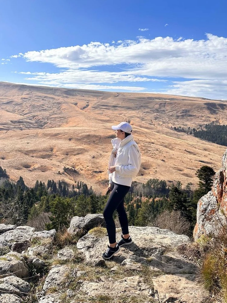 Именно тот жилет, который искала. Качество лучше не придумаешь. Укороченный, объемный