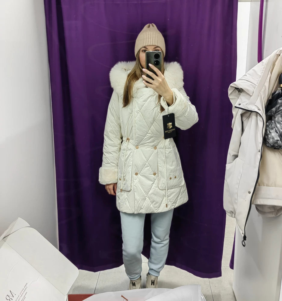 Не моё... На 35 точно не выглядит...Воротник выпирает вперёд ...Отказ...