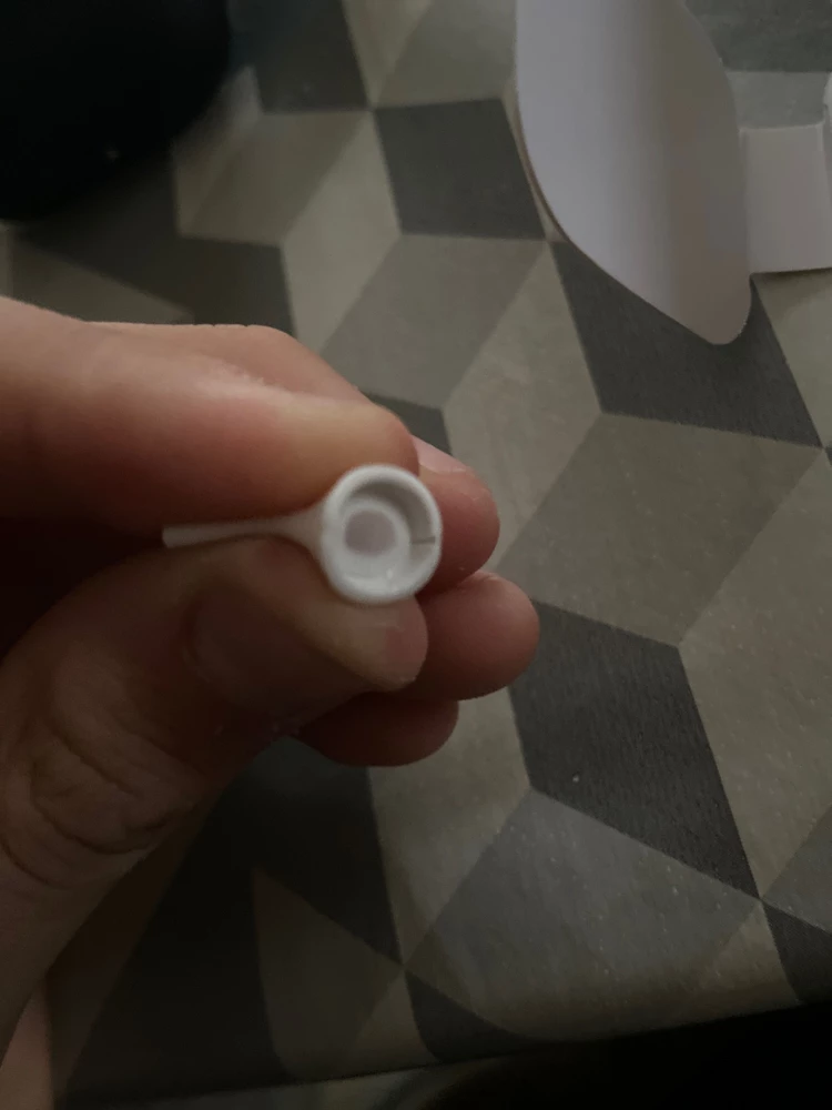 наушники за свою цену нормальные, даже шумоподавление есть,но все запасные беруши были поломаны, их даже поставить нельзя, треснули.!!!
подключаются хорошо, но звук подключения пугает,
покупал за 1500, а щас цена 20000😯
на фото есть скол, и так на всех запасных!!!