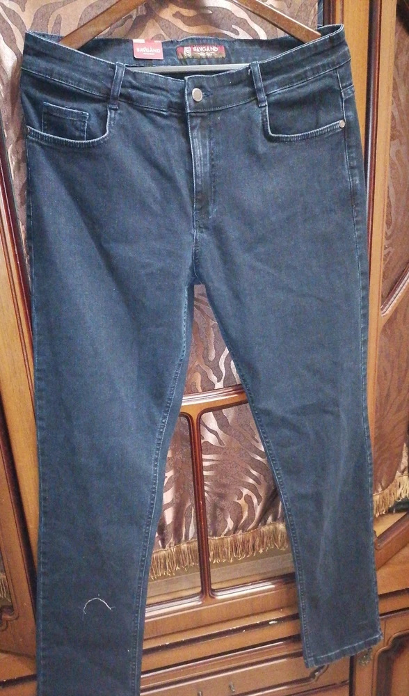 Хорошие джинсы на каждый день, ткань плотная и  немного стрейч.