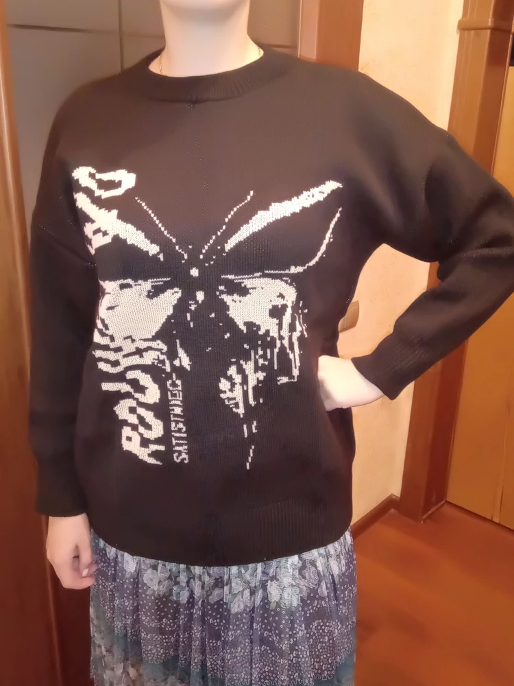 Заказала свитер из-за принта бабочка, такого нет больше (пока что). Покупкой осталась довольна, свитер плотный, нитки не торчат, рукава не короткие.