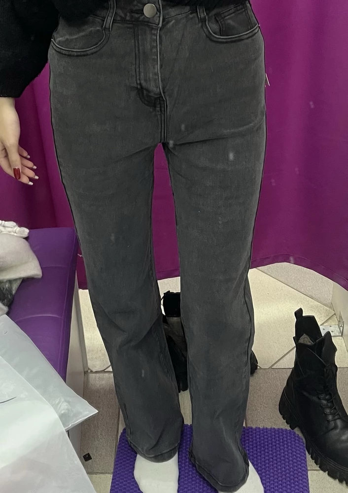 по идее джинсы должны быть широкими, но на деле выглядит все иначе, чем на модели, хоть и ноги у меня худые. ткань выглядит очень дешево, джинса совсем не плотная