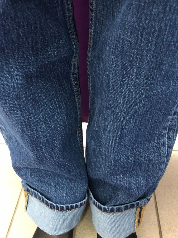 Перекручен шов на одной штанине. В остальном норм.