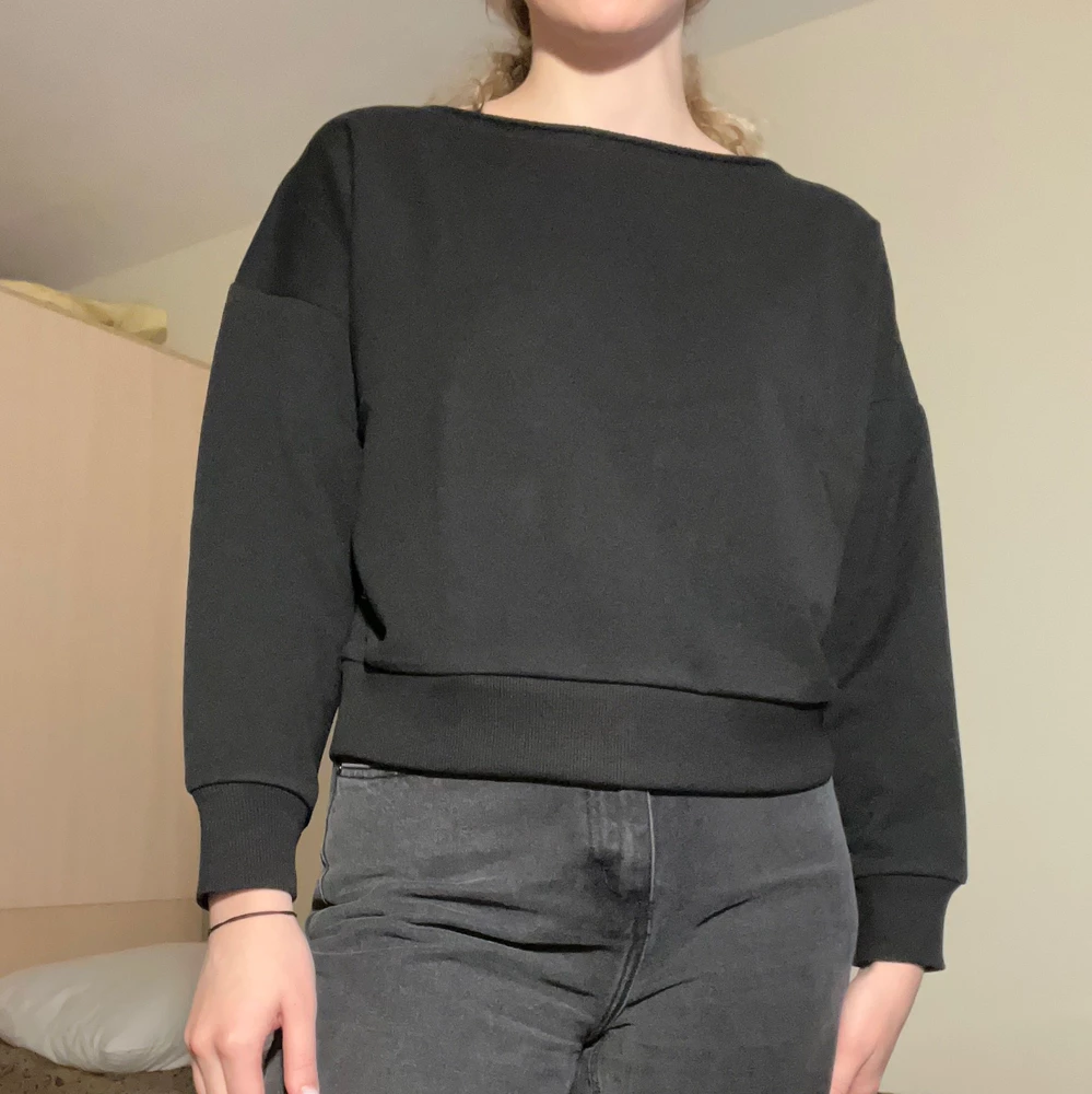 Стильный свитшот. Слегла укороченный. У меня рост 180, взяла размер 46-48, думаю поменять на 50-52, чтобы был свитшот оверсайз ☺️