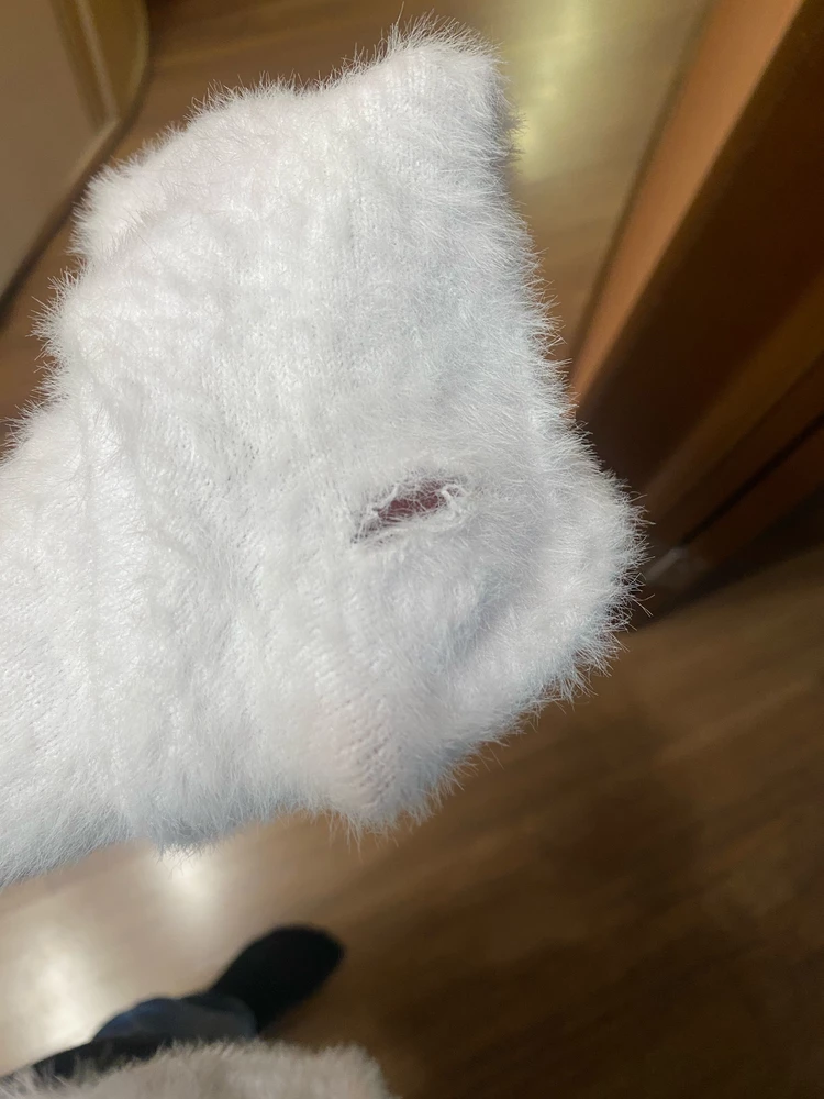 Во первых на самих носках указан 37-41 размер. А во вторых , они с дыркой, открыла дома пачку, а там дыра. Не покупайте !