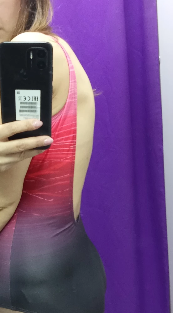 Модель не соответствует картинке. Нет лямок на спине. Видимо поэтому топорщит подмышками