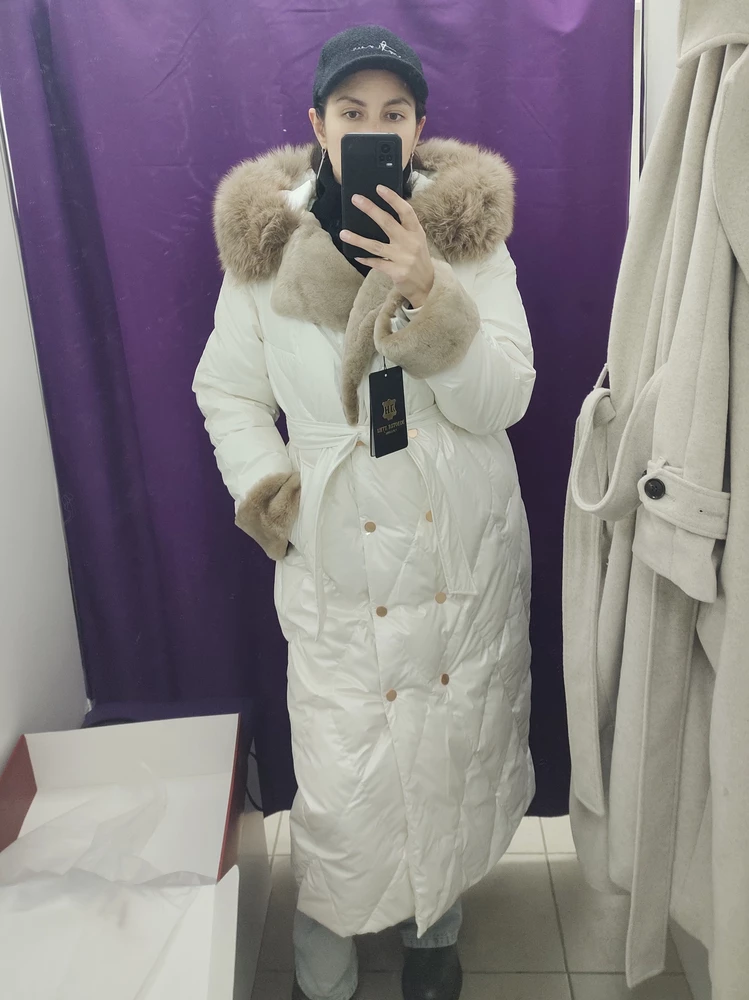 Пальто красивое, не выглядит сильно объёмным в 50 размере. Обычно ношу 50-52,рост 169 см (ОГ 102,ОТ 85, ОБ 105)
Мех на капюшоне красивый, на воротнике и манжетах честно говоря не похож на натуральный, но вроде под мехом кожа. Моё мнение цена должна быть чуть ниже. Так как это хороший, красивый, качественный, но пуховик))