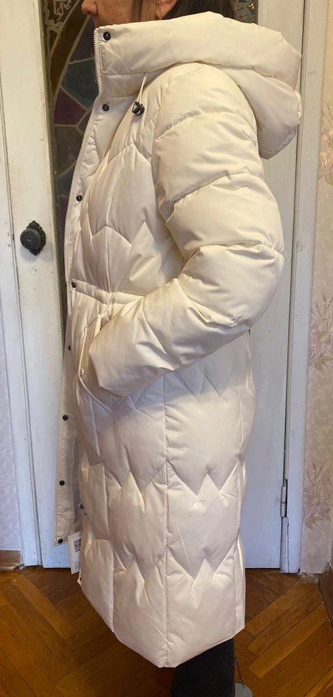 Пальто имеет  идеальную посадку на плечах и облегчённый крой, подчёркивающий всё прекрасные черты моей фигуры! При росте 168см длина до середины голени.