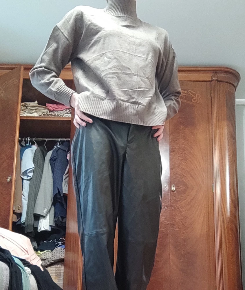 Шикарный свитер! Очень красиво выглядит и очень приятный на ощупь) Приехал быстро и в хорошей упаковке, спасибо продавцу!!!