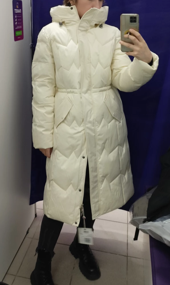 Очень красивый пуховик, сел на меня (163 см, 52 кг) идеально, смотрится как дорогая брендовая вещь, любовь с первого взгляда!