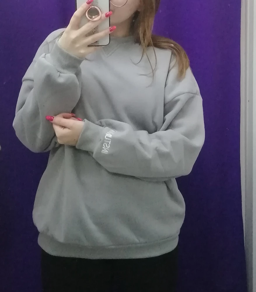 Очень мягкий и тёплый. Размер S получился как оверсайз. Надпись на одном рукаве.