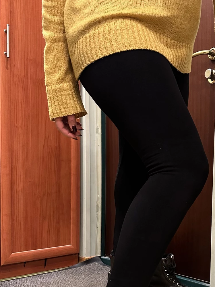 Хорошие леггинсы: мягкие, теплые, к телу комфортные. С высокой талией, что немаловажно. На мой рост 167 см сели идеально. На ноге плотно облегают, не сборят, и громоздкими из-за утепления не кажутся. В общем покупкой довольна. Идут размер в размер.